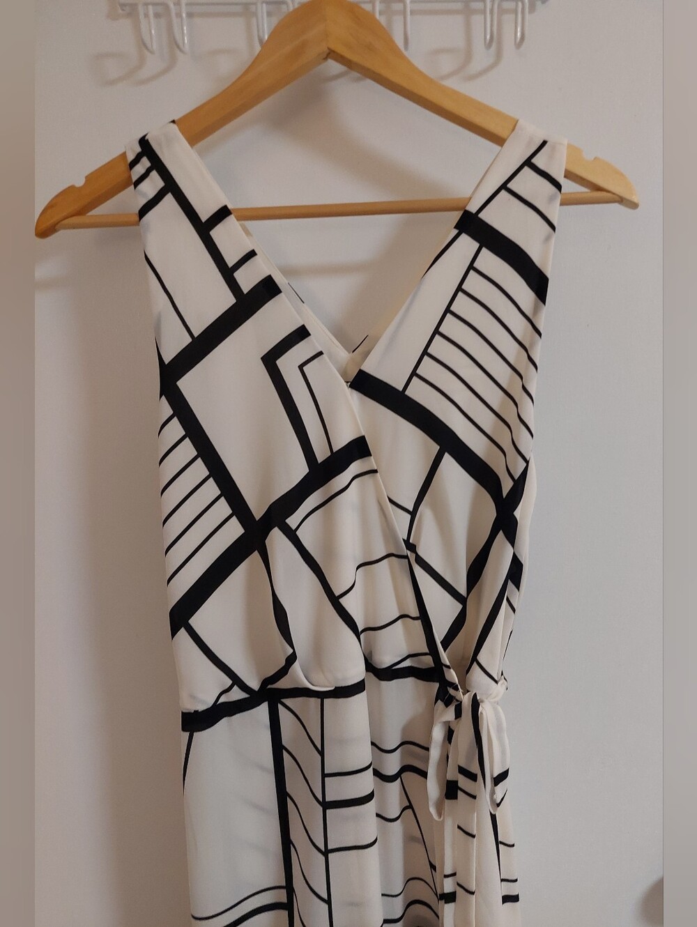 Sleeveless V-Neck Black & White Geometric Wrap Dress - Picture 4 of 11